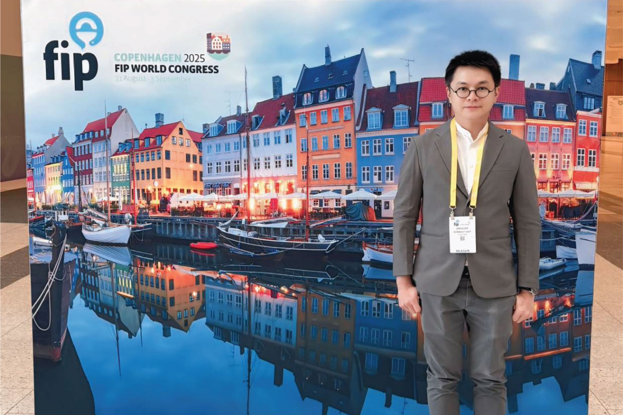 ตัวแทนจากเภสัชกร โรงพยาบาลวิมุต-เทพธารินทร์ นำเสนอผลงานในงาน FIP 2025